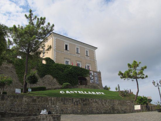Il borgo di Castellabate visto dal drone - video castellabate il castello - Il borgo di Castellabate visto dal drone - video