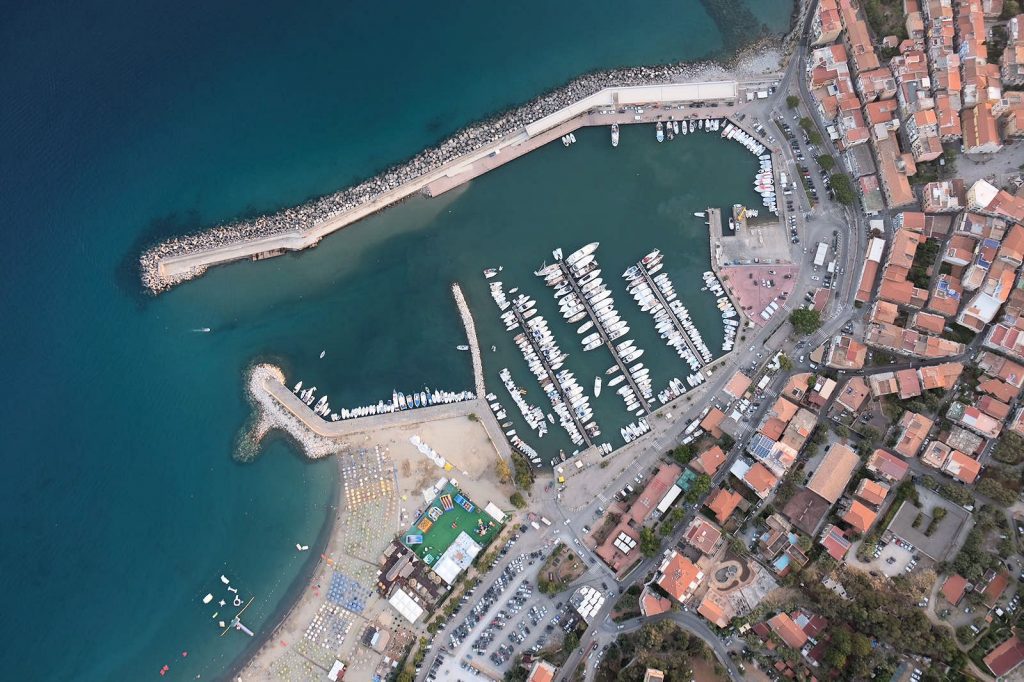 Covid: Marina di Camerota chiude il palazzetto dello sport e sospende l'attivita' didattica in presenza marinadicamerota 1024x682 - Covid: Marina di Camerota chiude il palazzetto dello sport e sospende l'attivita' didattica in presenza