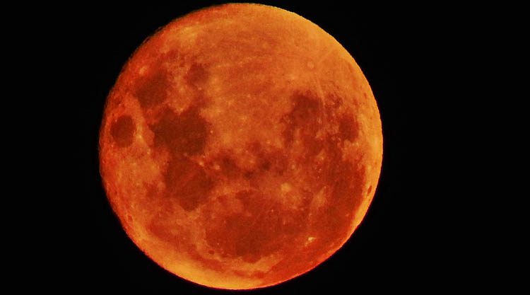 Eclissi del 21 gennaio, ecco perché il satellite si colora di rosso