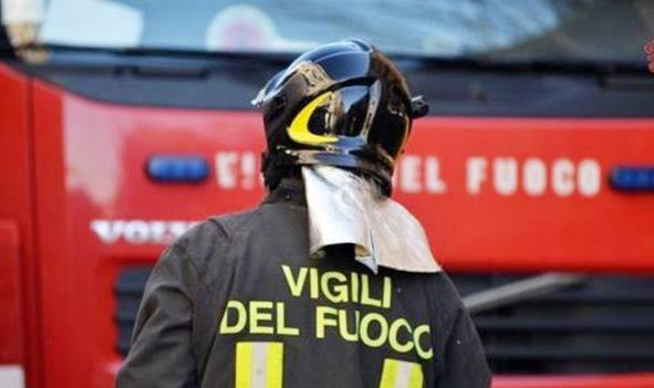 Marina di Camerota, incendio nei pressi di due case vacanze festa vigili fuoco - Marina di Camerota, incendio nei pressi di due case vacanze