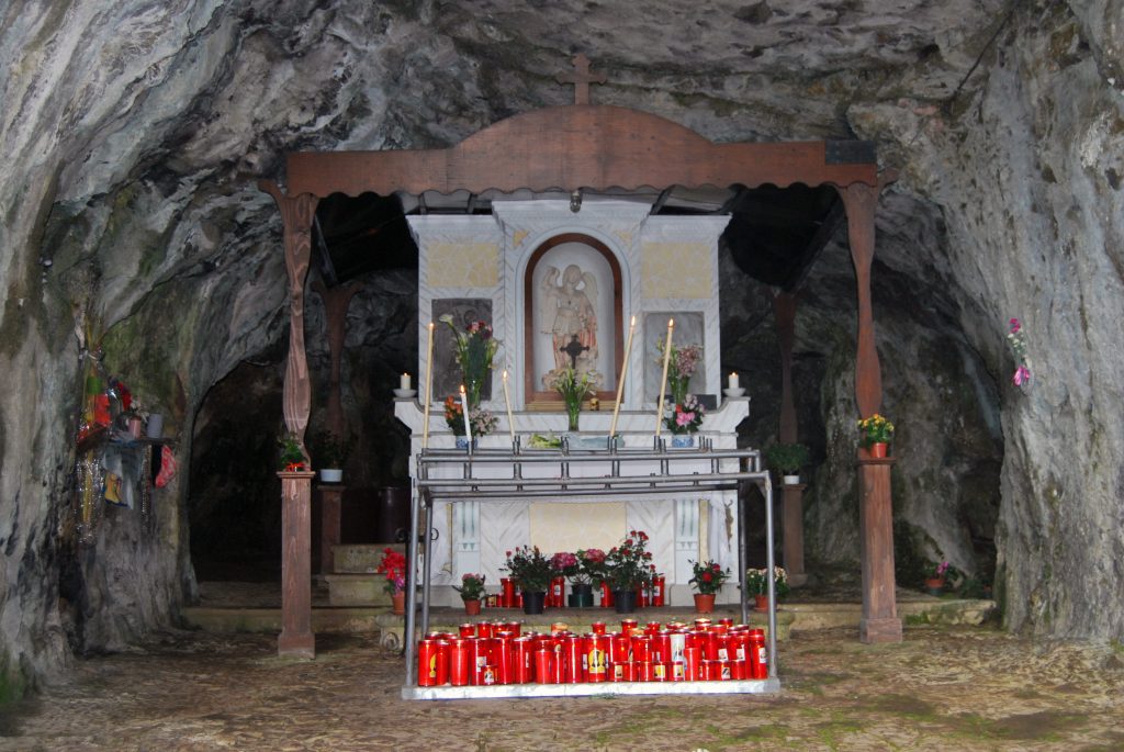 Il puzzle della domenica: Grotta di San Michele a Caselle in Pittari Monte Pittari 3 1024x685 - Il puzzle della domenica: Grotta di San Michele a Caselle in Pittari
