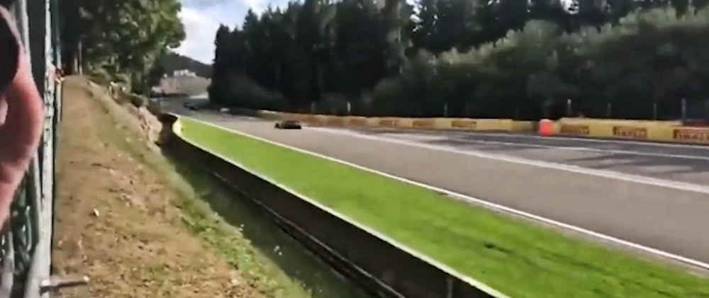 Incidente, gara cancellata e Hubert muore in pista - video inpista - Incidente, gara cancellata e Hubert muore in pista - video