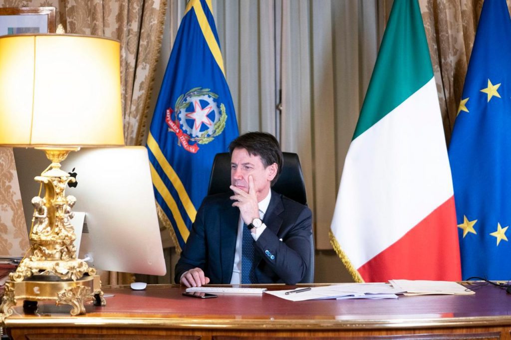 Covid, seconda ondata: Conte esclude un lockdown ma verso nuovo D.P.C.M. conte scrivania fg 1024x682 - Covid, seconda ondata: Conte esclude un lockdown ma verso nuovo D.P.C.M.