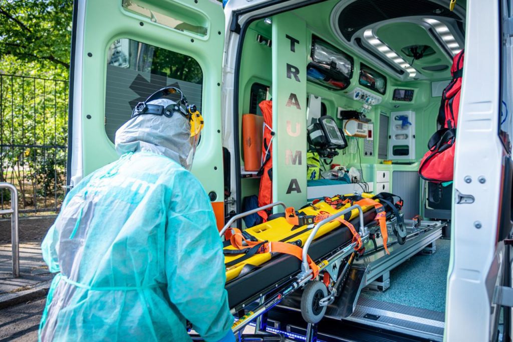 Covid, Santa Marina piange una vittima del virus covid ambulanza milano fg 1024x682 - Covid, Santa Marina piange una vittima del virus