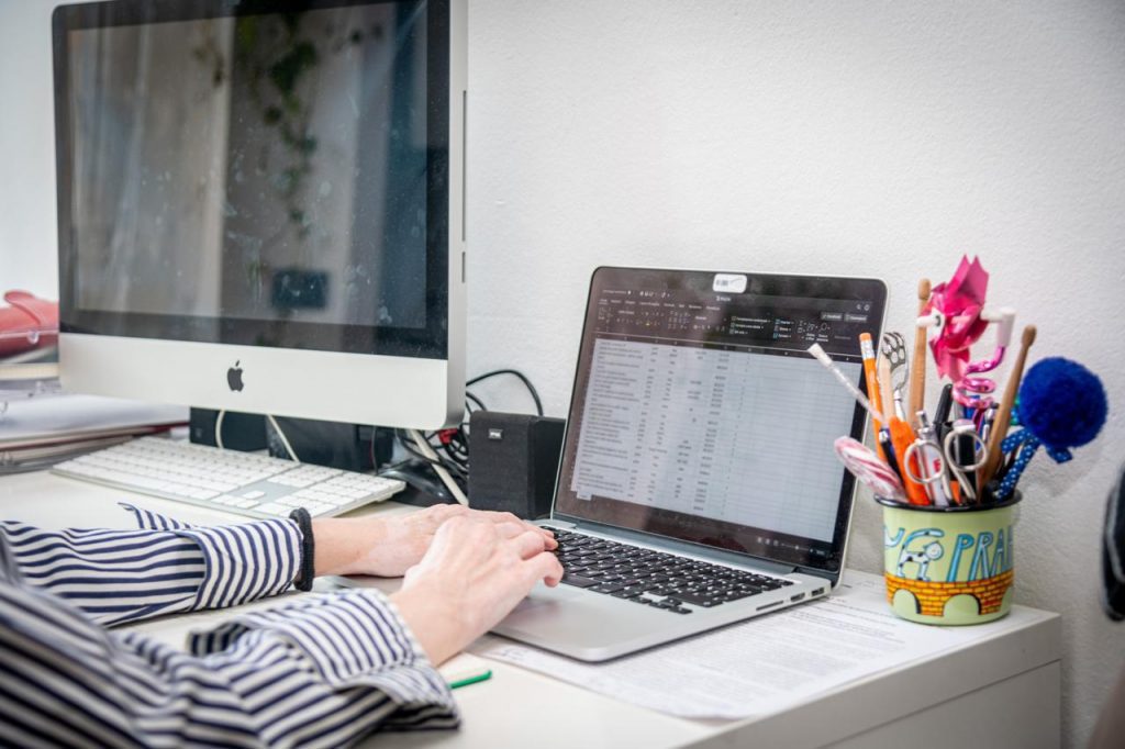 Celle di Bulgheria, dal 15 novembre i certificati anagrafici sono online smartworking pc fg 1024x682 - Celle di Bulgheria, dal 15 novembre i certificati anagrafici sono online