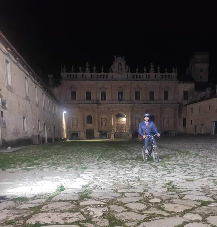 Tv: Avvistato il postino della De Filippi nella Certosa di Padula - foto index - Tv: Avvistato il postino della De Filippi nella Certosa di Padula - foto