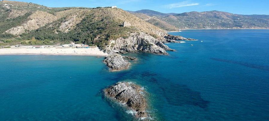 Ascea, uomo salvato dalle onde scogliera - Ascea, uomo salvato dalle onde