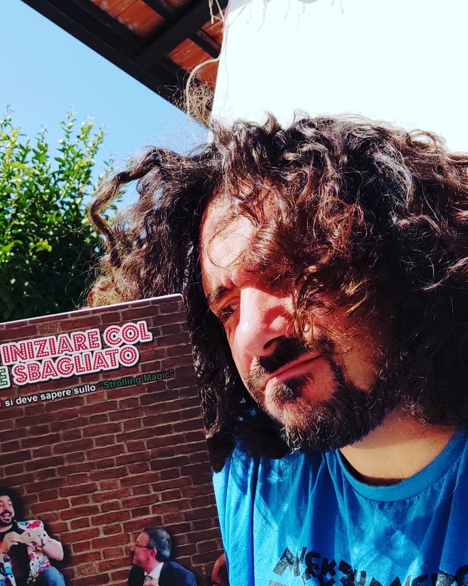 Il mago Saikon, il libro “Come iniziare col piede sbagliato” e la storia delle scarpe bicolori. 240593580 3985247274936683 8270442288869173956 n 960x1200 - Il mago Saikon, il libro “Come iniziare col piede sbagliato” e la storia delle scarpe bicolori.