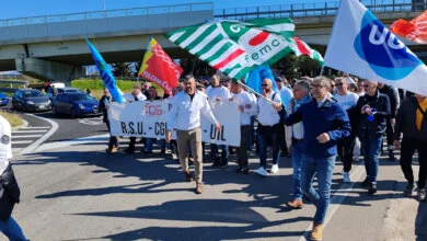 Ania indossa una maschera protettiva mentre si trova in una strada